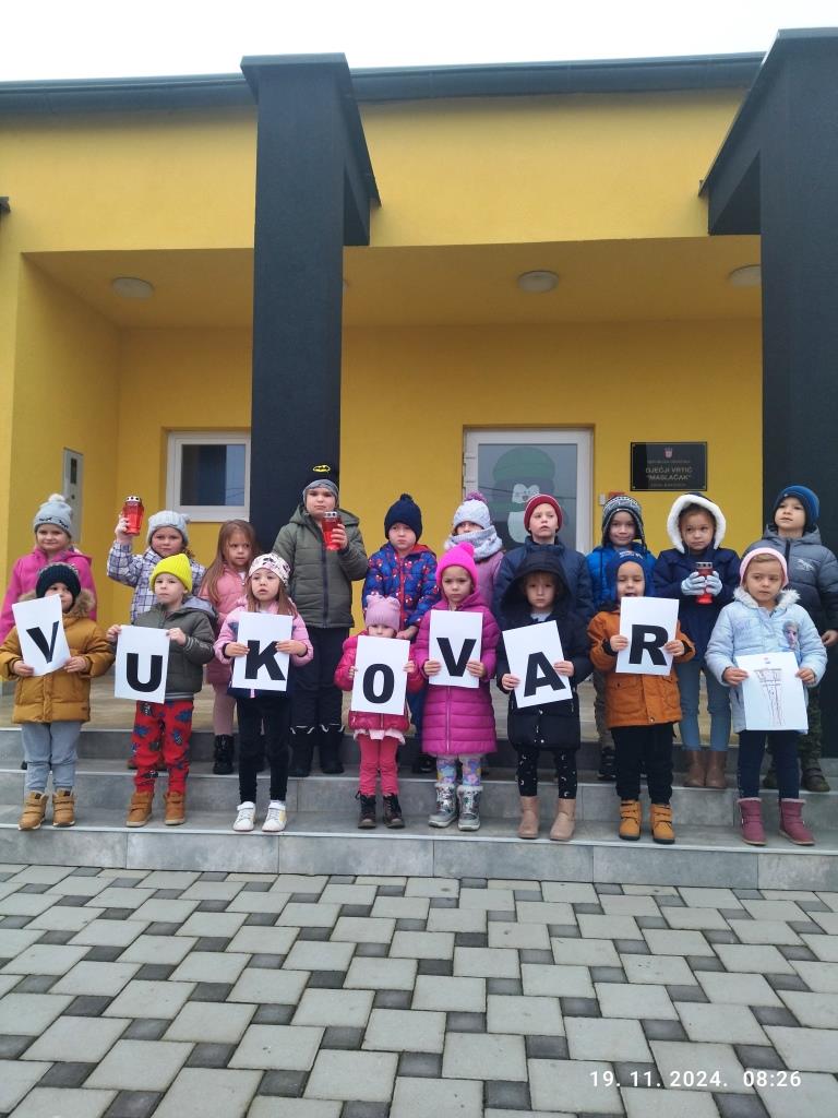 Djeca ispred vrtića obilježavaju dan sjećanja