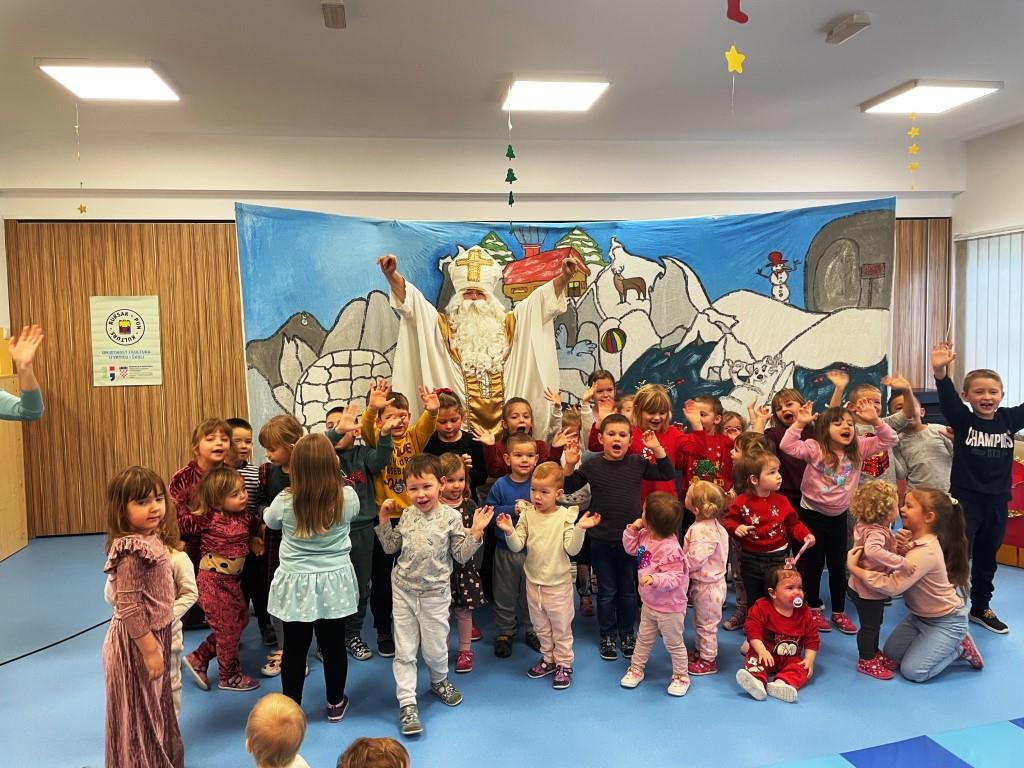 Zajednička slika nakon predstave sa Svetim Nikolom