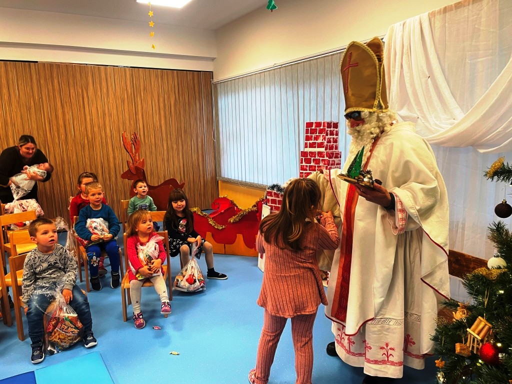 Sveti Nikola s djecom u vrtiću