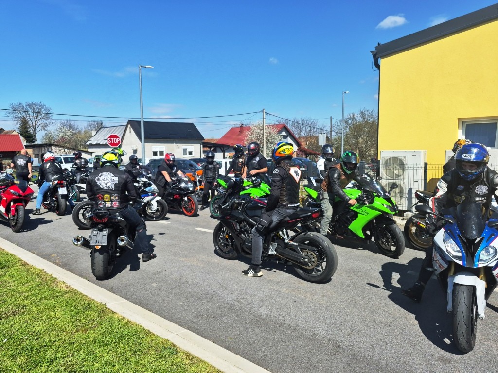 Moto zečevi - motoristi kod vrtića