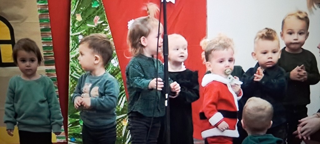 Bozicna-priredba-I - Djeca na pozornici