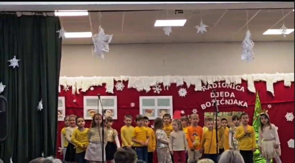 Bozicna-priredba-IV - Djeca na pozornici