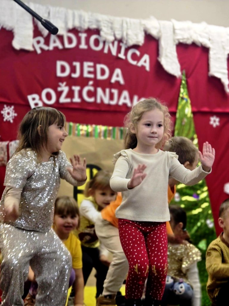 Bozicna-priredba-V - Djevojčice na pozornici