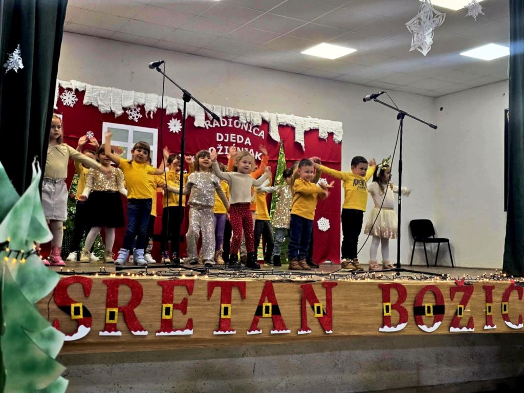 Bozicna-priredba-VI - Djeca na pozornici