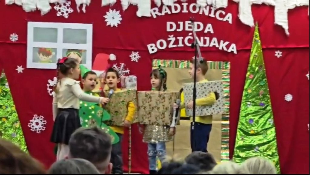 Bozicna-priredba-VII - Djeca na pozornici
