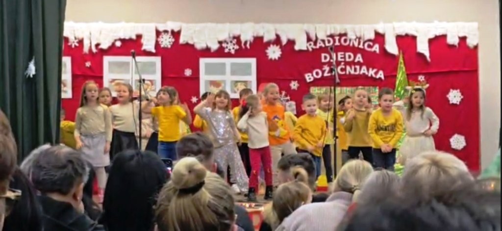 Bozicna-priredba-VIII - Djeca na pozornici