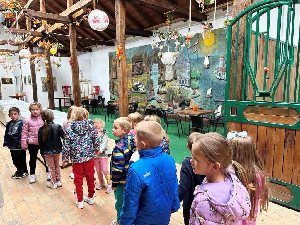 Izlet-Orahovica-i-VisnjicaDjeca u šetnji pustarom