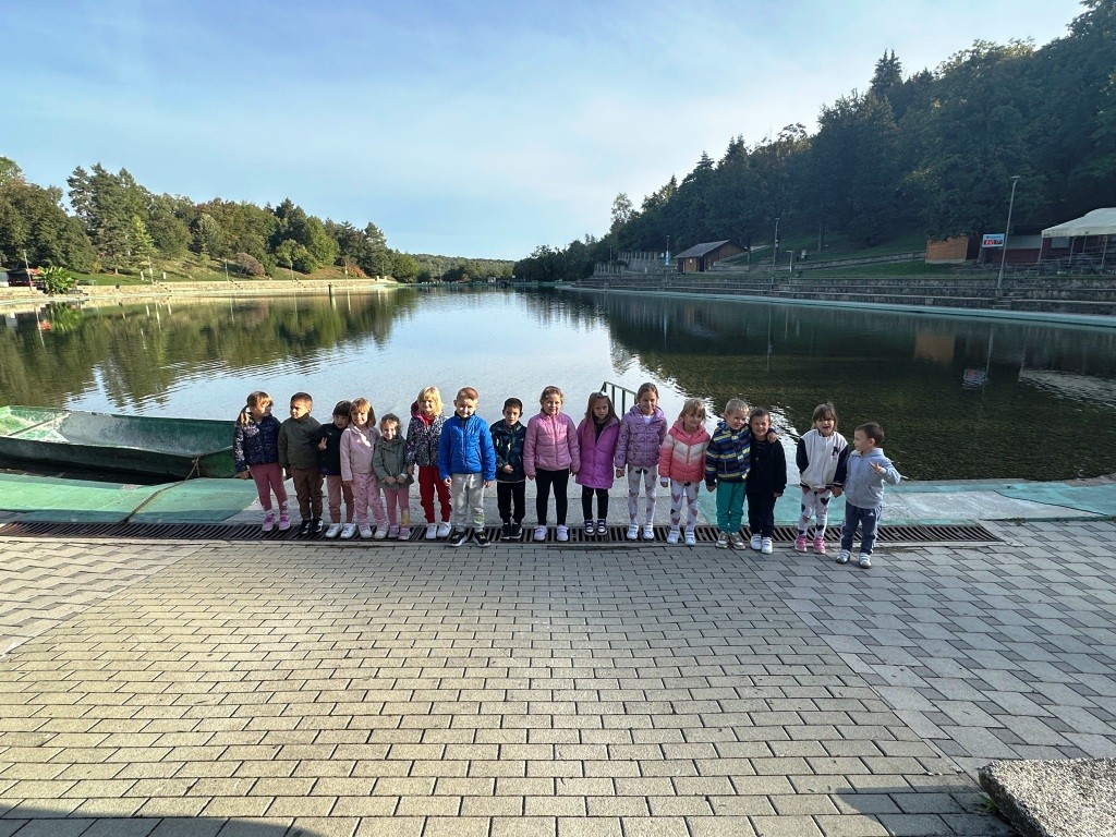 Izlet-Orahovica-i-VisnjicaDjeca ispred jezera