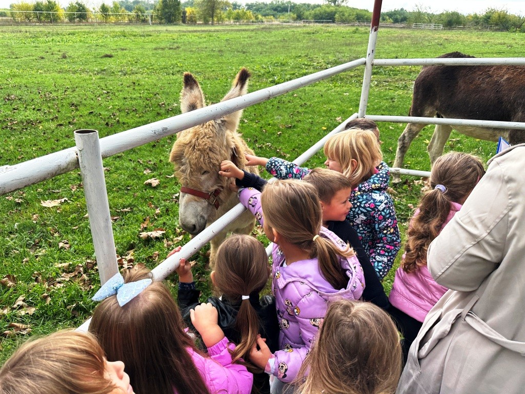 Izlet-Orahovica-i-VisnjicaDjeca i magarac