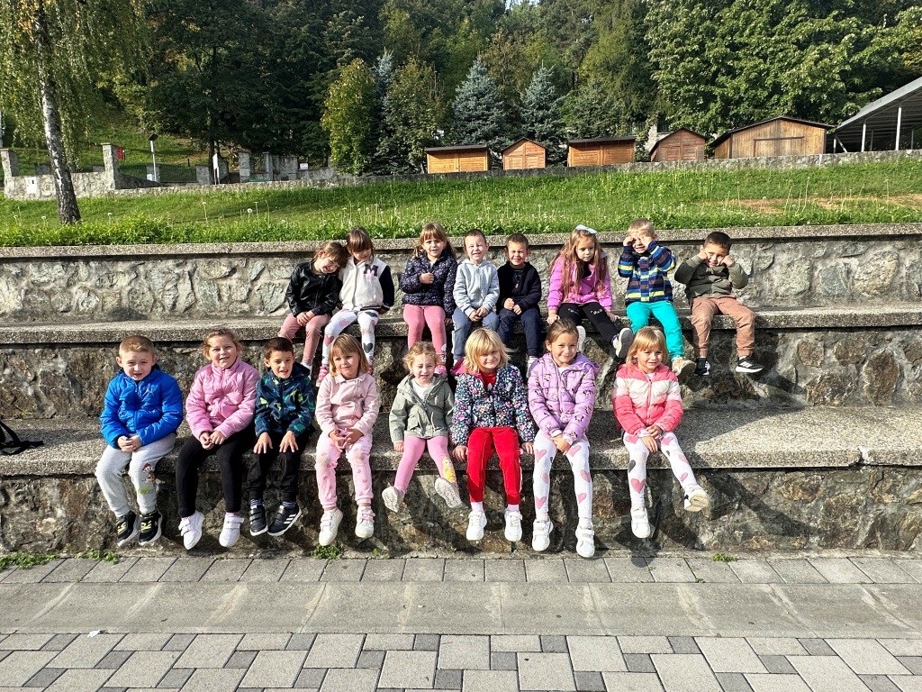 Izlet-Orahovica-i-VisnjicaDjeca na betonskim stubama