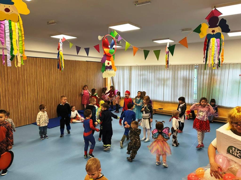 Maskenbal-II - Djeca plešu