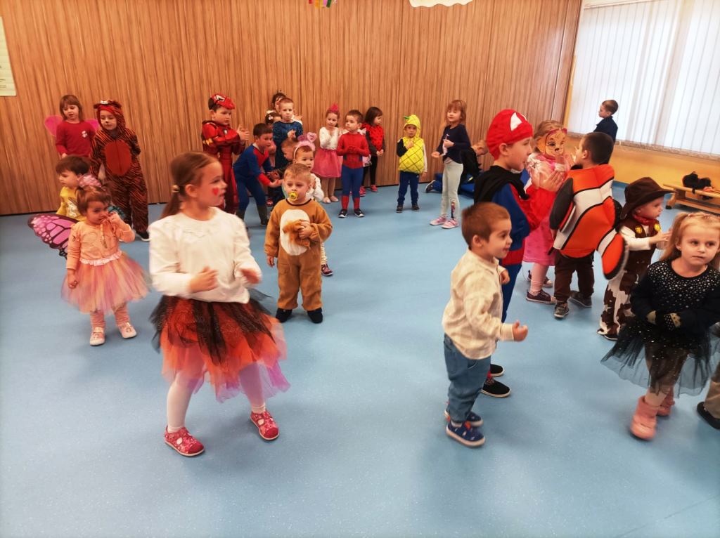 Maskenbal-III - Djeca plešu