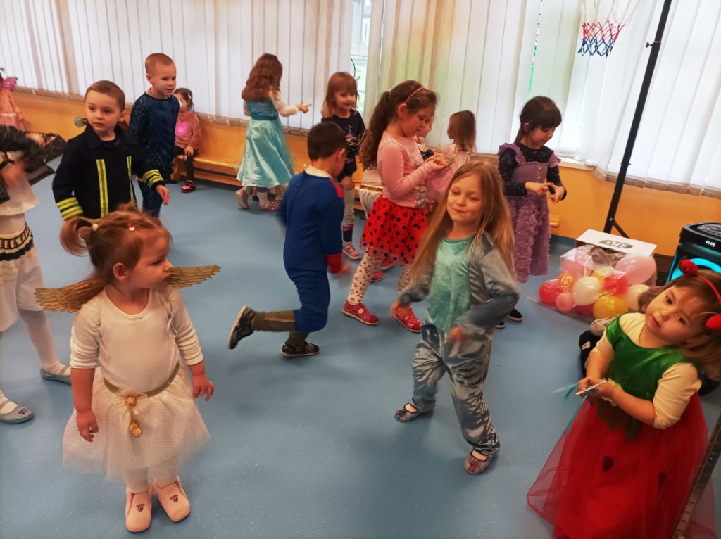 Maskenbal-IV - Djeca plešu