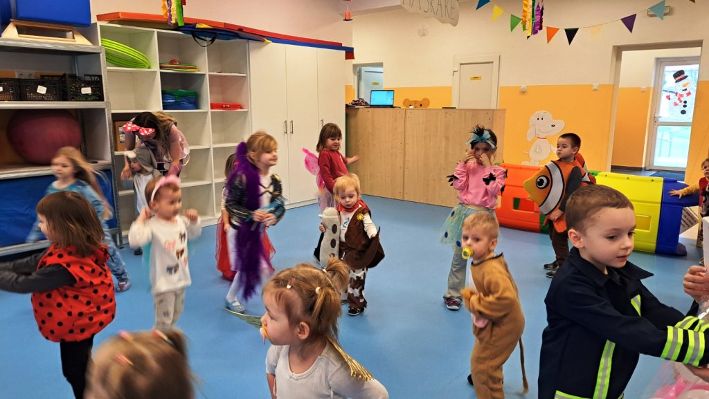 Maskenbal-V - Djeca plešu