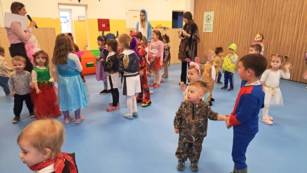 Maskenbal-VII - Djeca plešu