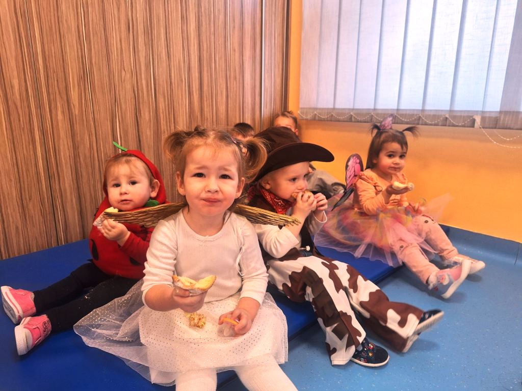 Maskenbal - Djeca jedu krafne