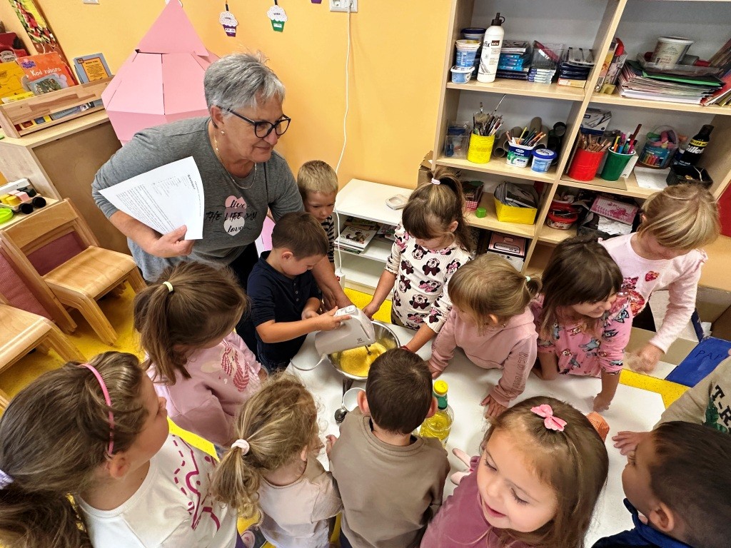 Medunarodni-dan-starijih-osoba Baka Marica i djeca prave kolače