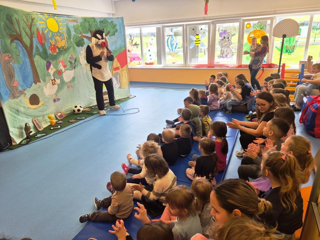 Predstava-I  - Djeca gledaju predstavu 