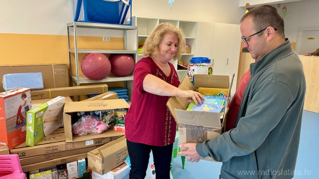 Primopredaja-opreme Načelnik uručuje opremu i igračke ravnateljici