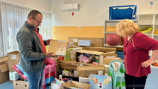 Primopredaja-opreme Načelnik i ravnateljica razgledavaju igračke i opremu