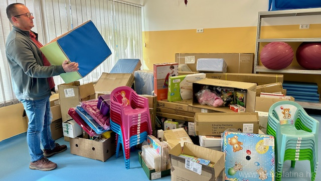 Primopredaja-opreme Načelnik uz nabavljenu opremu i igračke