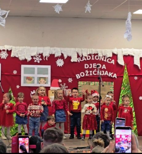 Bozicna-priredba-IX - Djeca na pozornici