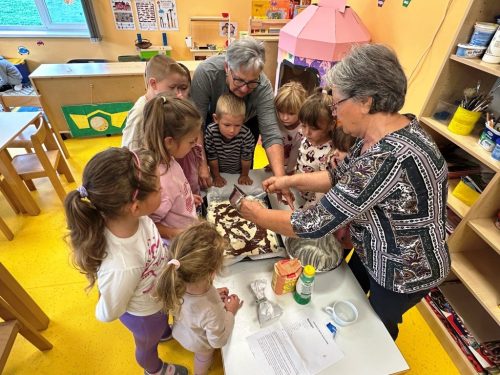 Medunarodni-dan-starijih-osoba Bake Anica i Marica i djeca prave kolače