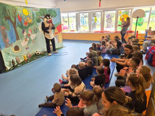 Predstava-I  - Djeca gledaju predstavu 