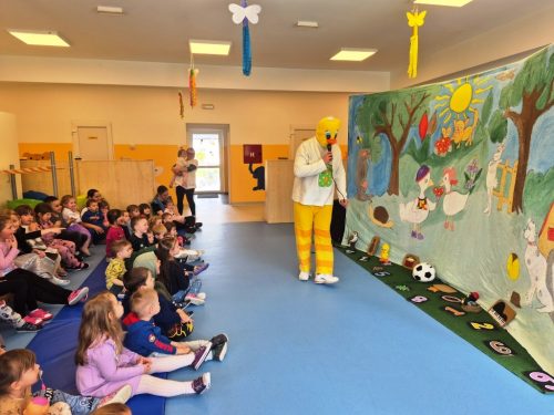 Predstava-II - Djeca gledaju predstavu 