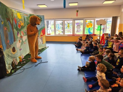 Predstava-III  - Djeca gledaju predstavu 